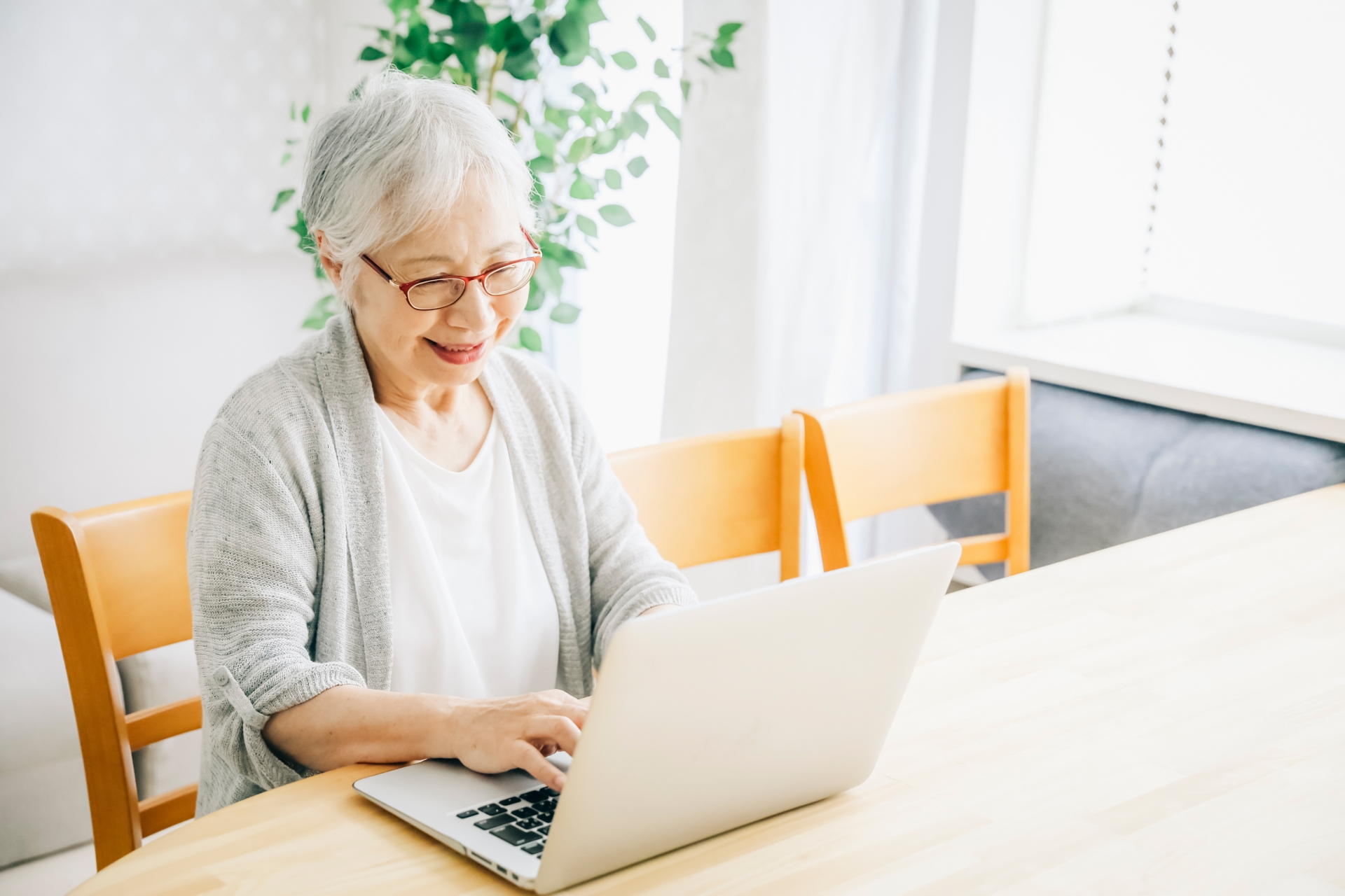 パソコンを使っている高齢の女性