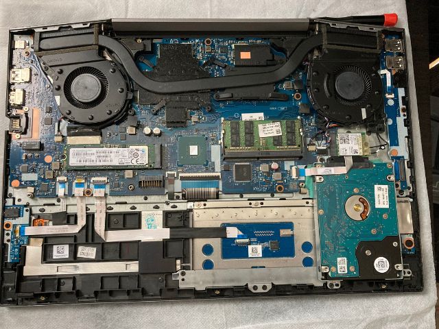 バッテリーを取り外した後に新しいバッテリーの取り付け